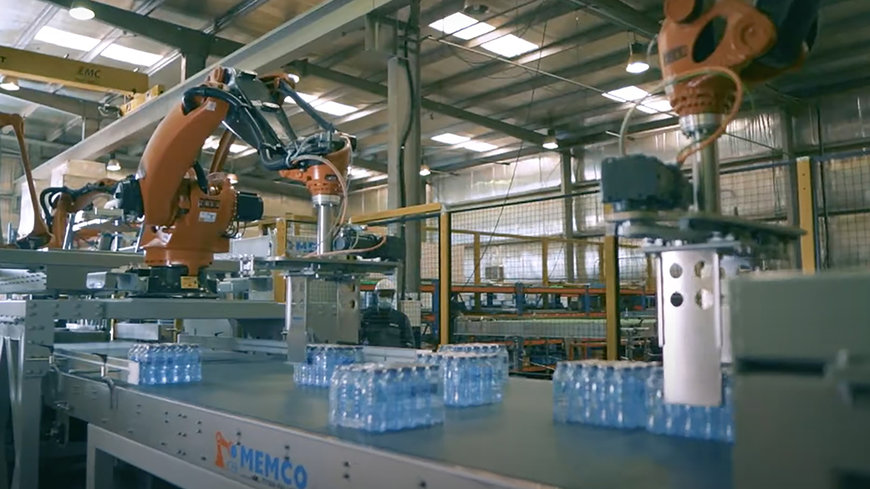 Hochstapeln mit Highspeed: KUKA Roboter palettieren Wasserflaschen
